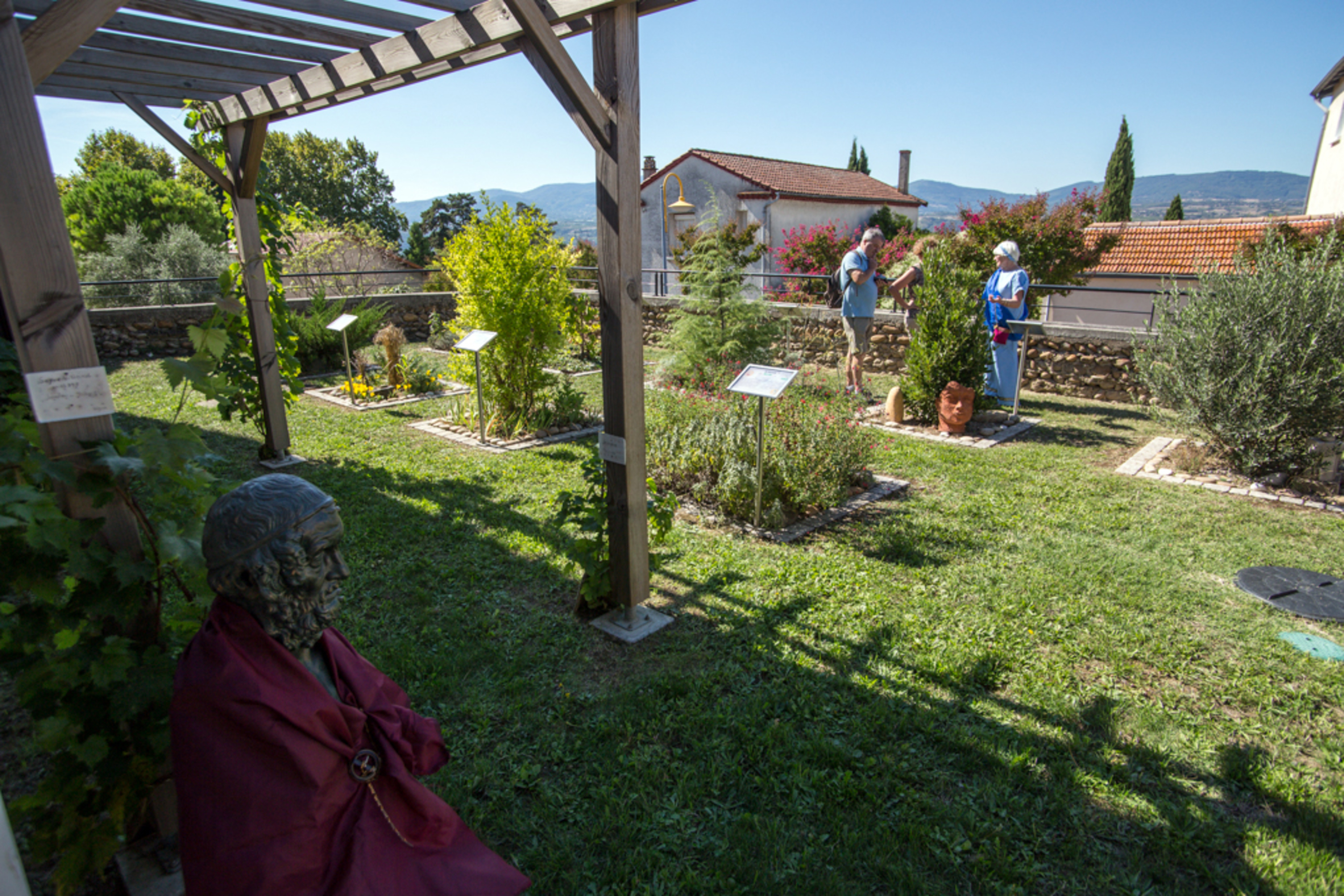 RDV de l'Office de Tourisme - Découvertes des patrimoines : « Embarquez avec Énée ! » spectacle déambulatoire à la Villa de Licinius à Clonas-sur-Varèze