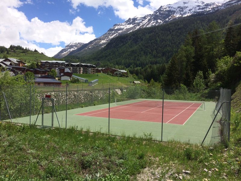 Image terrain de tennis lanslevillard
