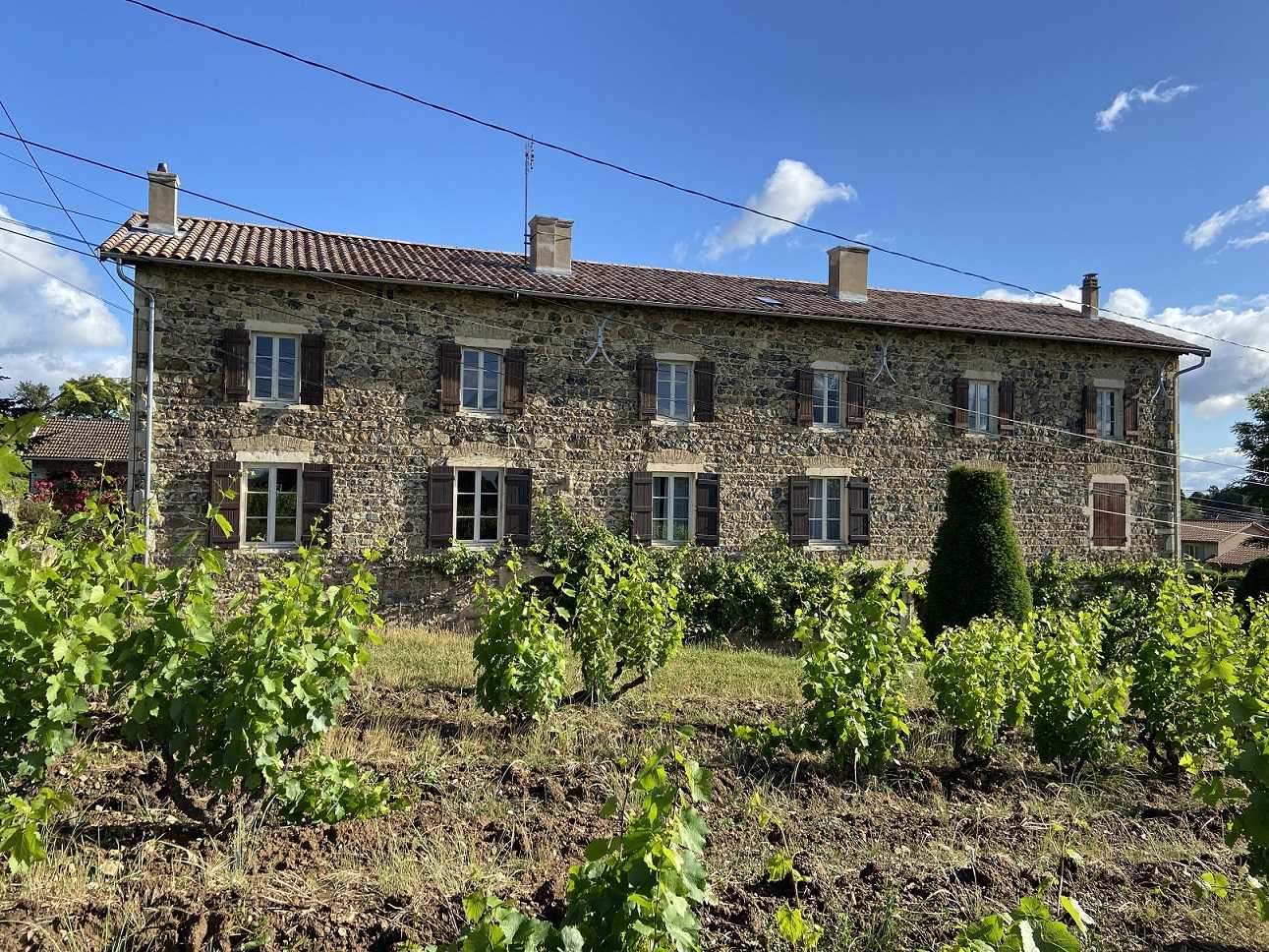 Gîte des Fournelles, grand gîte de 15 personnes à Saint-Lager (Rhône - Beaujolais vignobles) : le gîte côté rue.