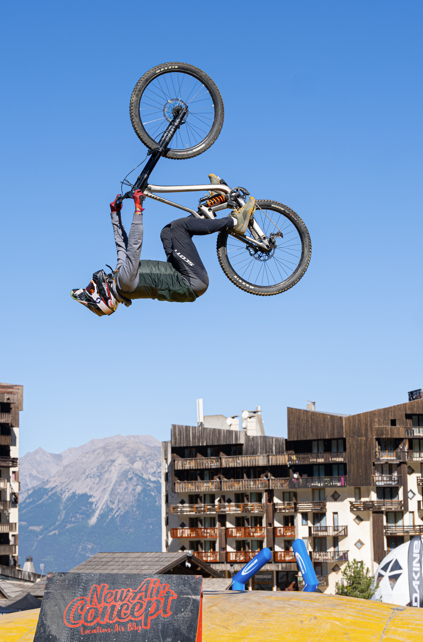 Bike Park Closing : Show freestyle Big air bag by Commencal