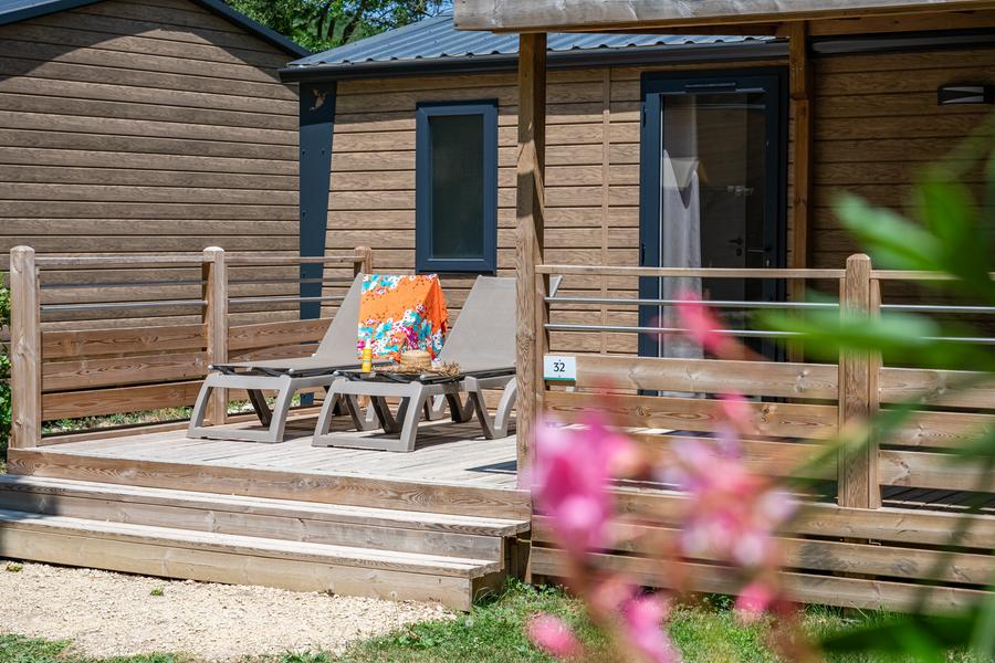 Terrasse de mobile home avec transats