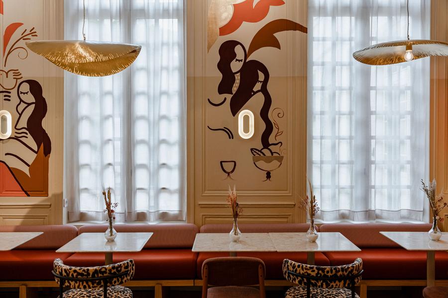 Des tables, des chaises et une banquette.