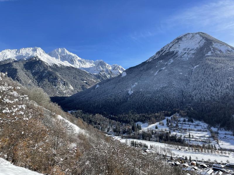 Vue sur Bozel et le Grand Bec en hiver sur la boucle des hameaux - Bozel