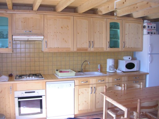 Cuisine en pin bien équipée, pour prépare au gîte les Sources à Saint Julien en Vercorsr les repas