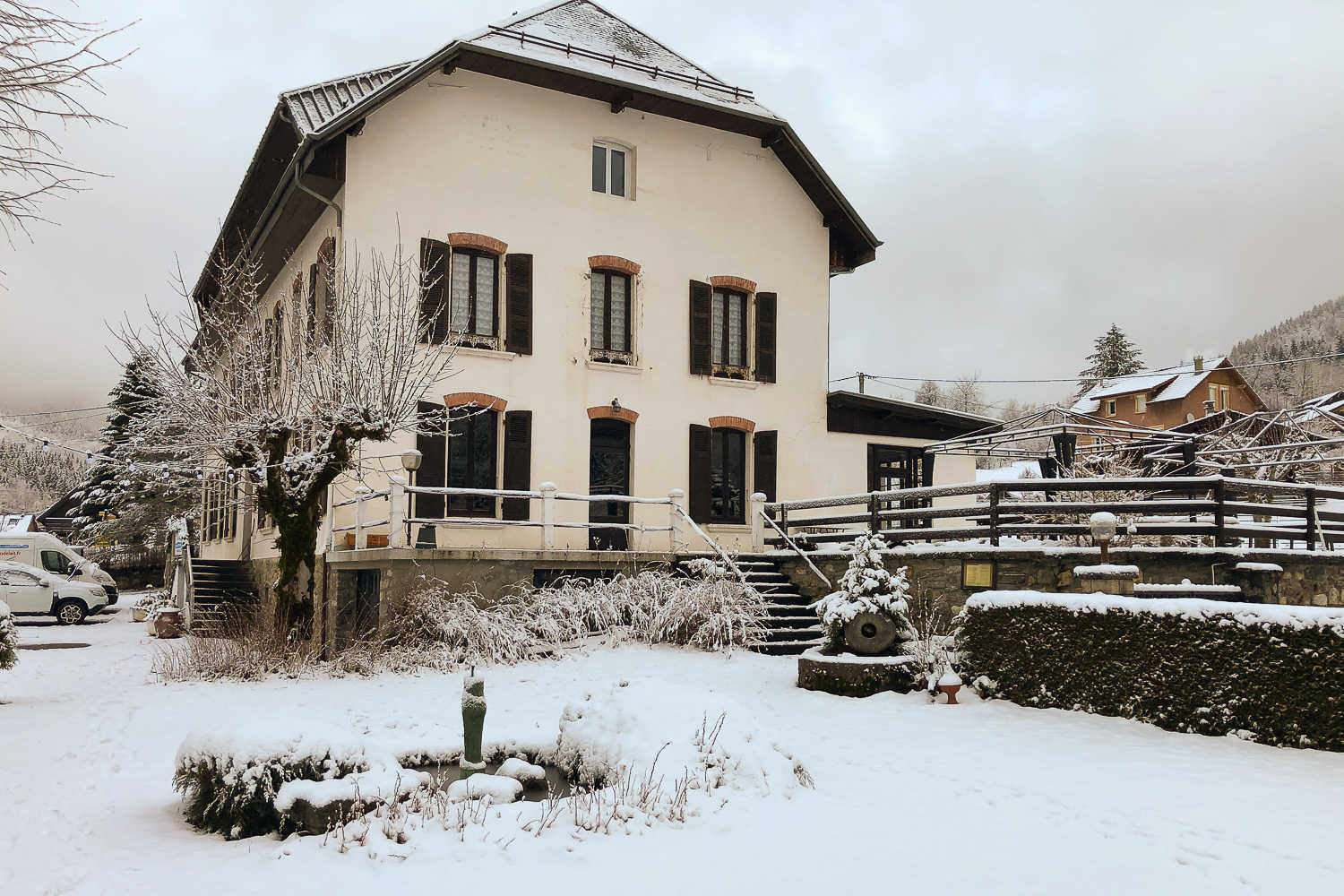 Le gîte vu du jardin, automne 2019