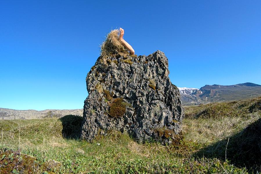 Tentative quelque peu vaine pour apprivoiser l'invisible en attendant qu’il se manifeste Performance, péninsule de Snaefellsnes, Islande, 2025.