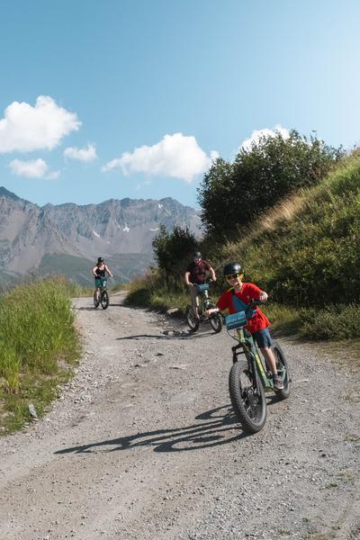 une famille descend les pistes en trottinettes électriques une famille descend les pistes en trottinettes électriques