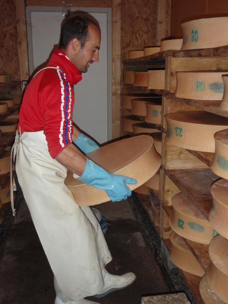 Le fromager retourne les beauforts en cave
