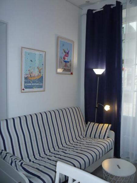 Canapé rayé bleu et blanc