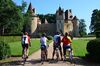 Du val de Besbre au val de Loire – variante par le Puy St-Ambroise Cyclos devant le château de Thoury Ⓒ Louis HOLDER