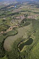 Vue aérienne sur Hière-sur-Amby, le Rhône et le lac d'Hières - Balcons du Dauphiné