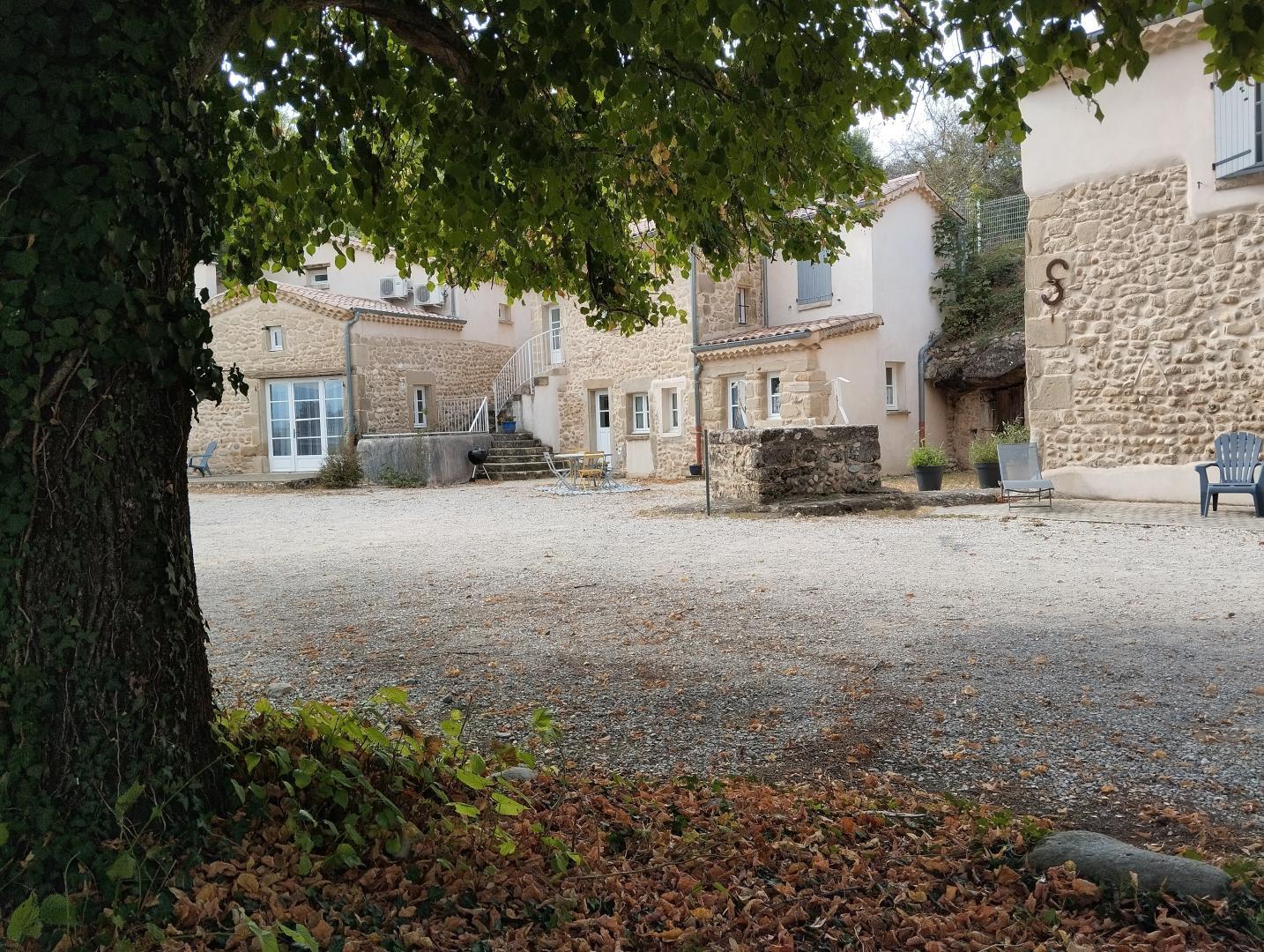 Le Hameau des Troubadours composé de 3 maisons indépendantes: à gauche Les Orchidées, capacité 6 pers; au centre Les Marnes, capacité 4 pers; à droite Les Chênes, capacité 6 pers