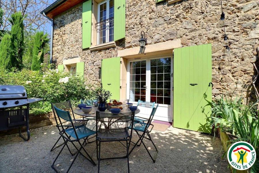 La terrasse privative, ombragée avec salon de jardin et barbecue gaz