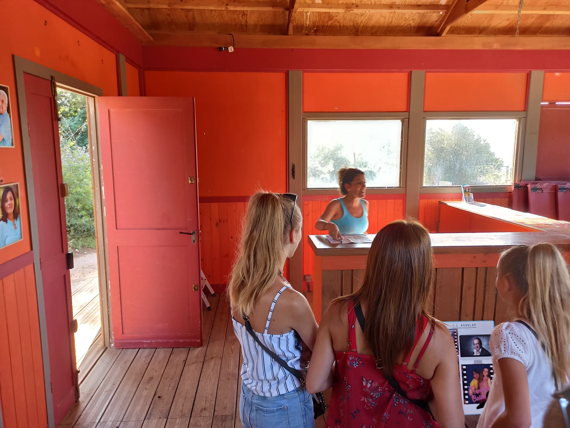 Camping Paradis, visite des décors de la série