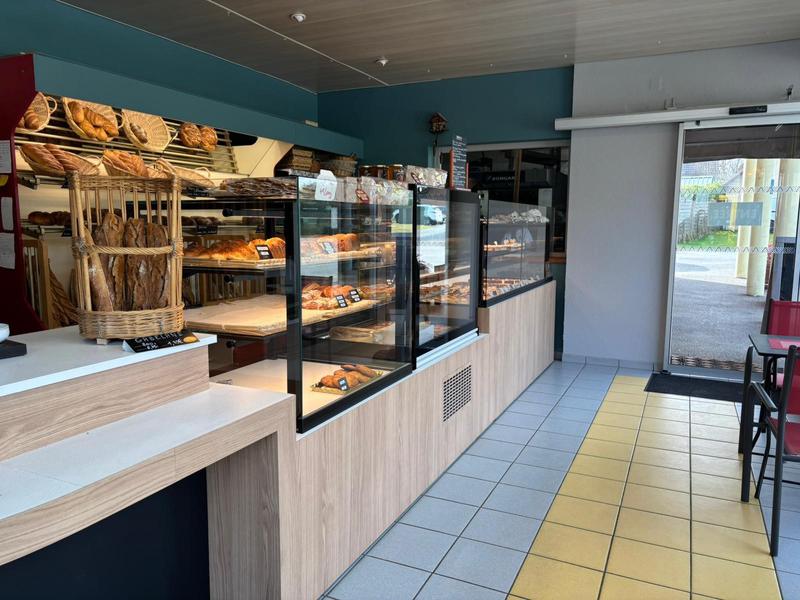 Vitrine intérieure de la boulangerie l'Épi d'or à Saint-Alban-de-Montbel