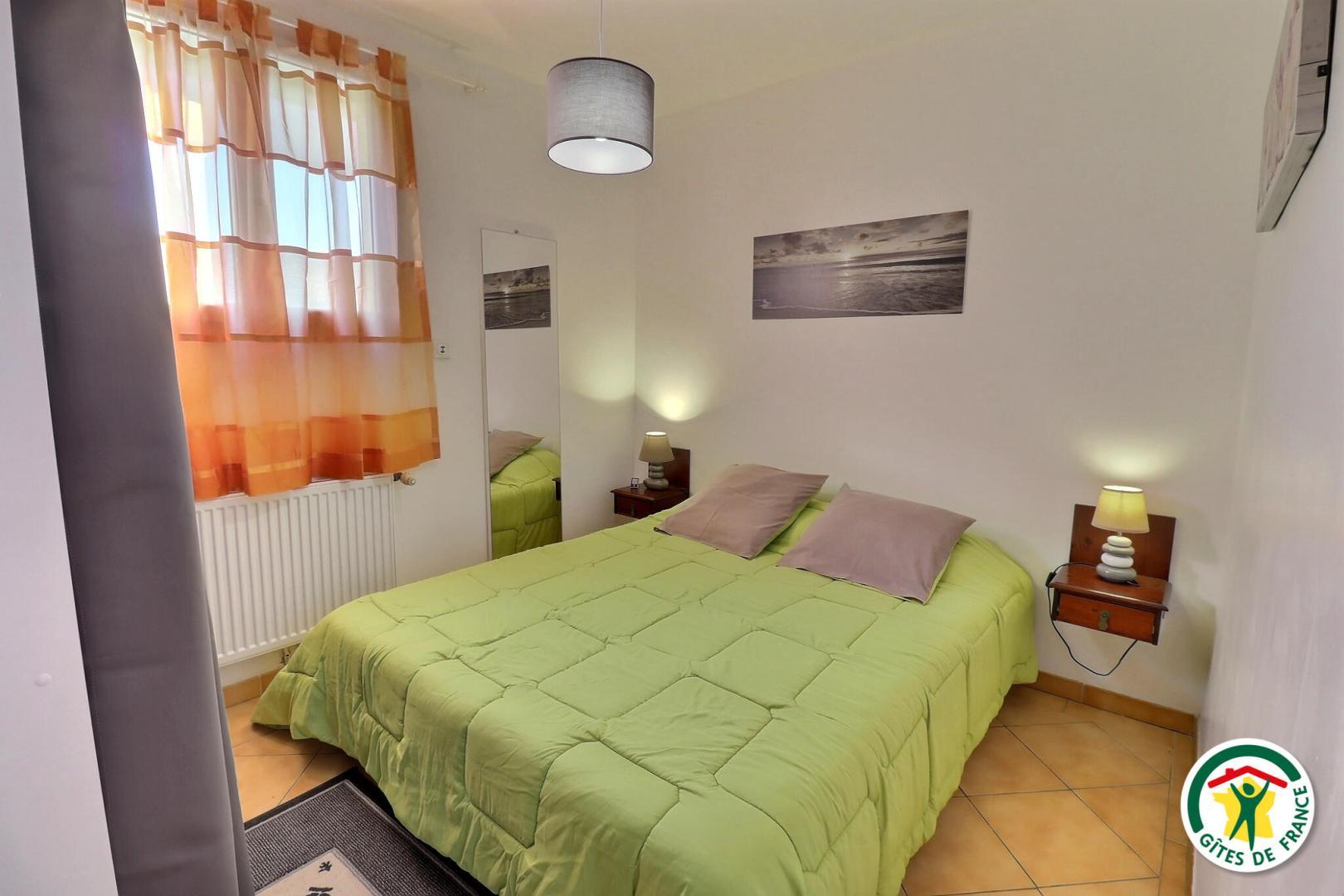 La chambre, lit 160x200, volet roulant électrique, rangement avec penderie, étagères, tiroirs