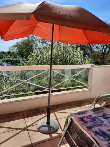 Parasol ouvert sur la balcon.