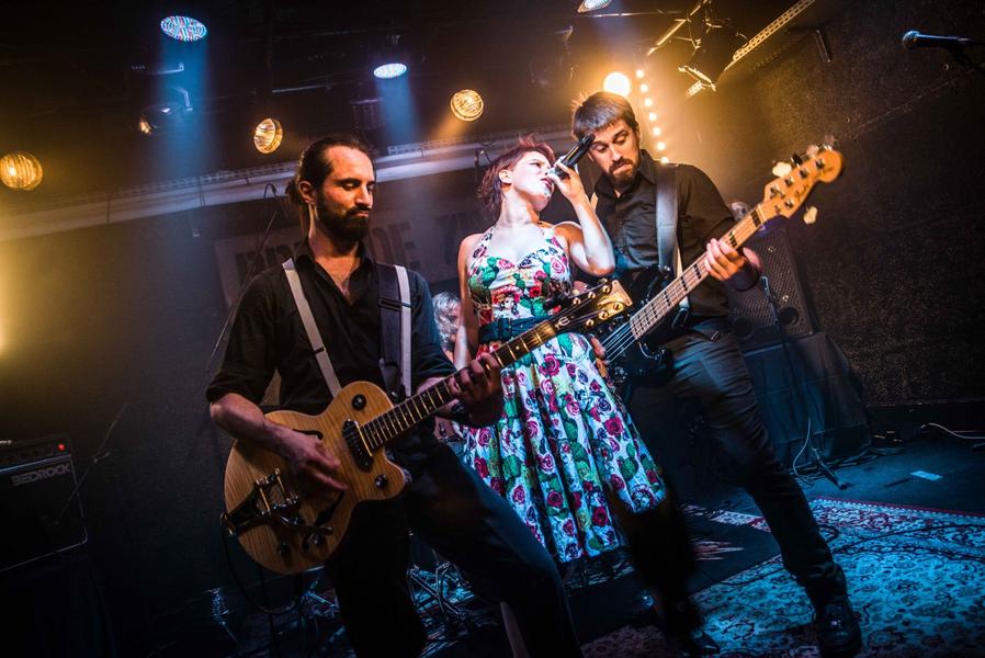 Le groupe sur scène Le groupe sur scène