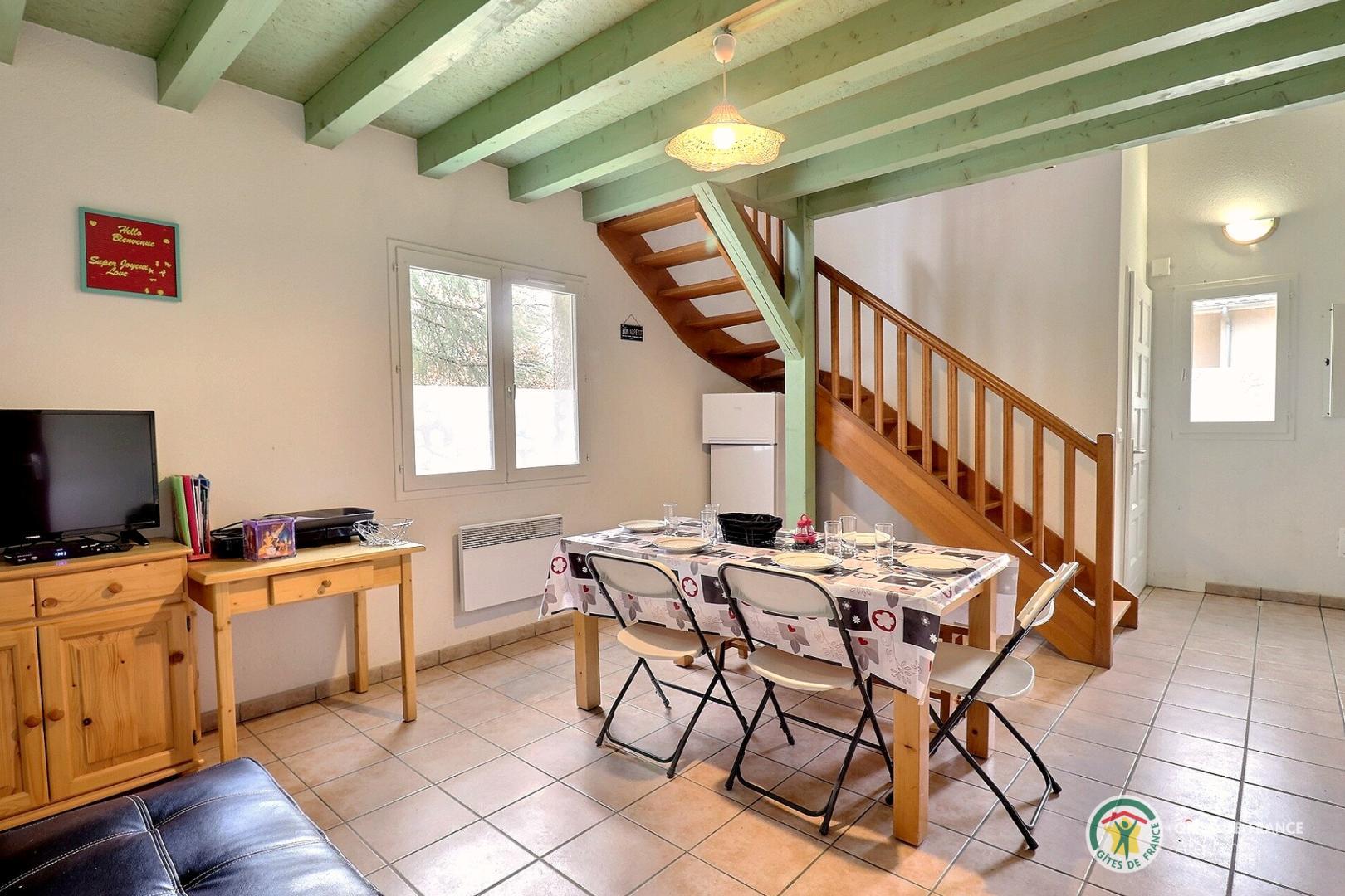 Pièce de vie avec espace repas et salon