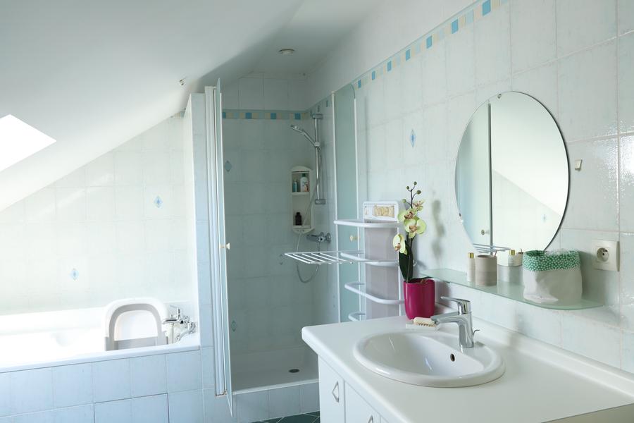 Salle de bain de l'étage du gîte Ô Relais des Gardes à Bouvesse-Quirieu