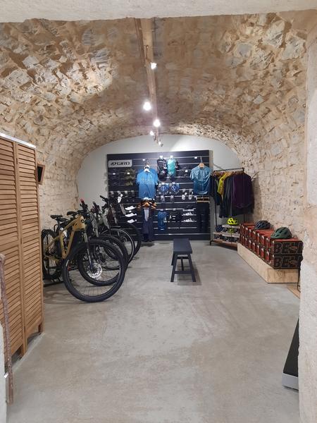 Respire Cycle & Café - Morestel - Balcons du Dauphiné - le long de l'itinéraire ViaRhôna