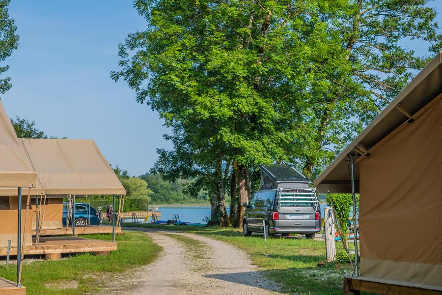 Camping Les Peupliers en bord de lac Lépin-le-Lac