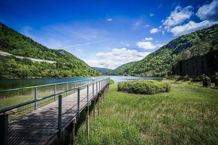 Ponton sur le lac de Sylans