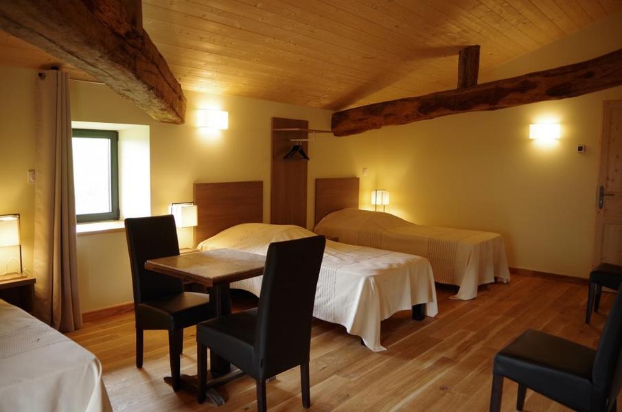 Gîte du Grand Peisselay à VALSONNE (Rhône - Beaujolais Vert) : chambre 4 lits à l\'étage.