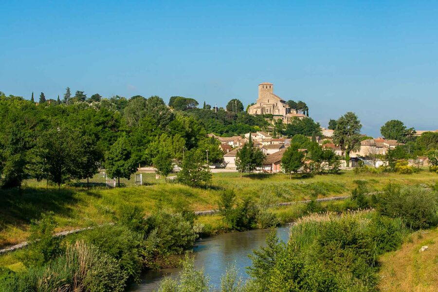 Vue sur Bollène depuis le Lez vers la Collégiale Saint Martin