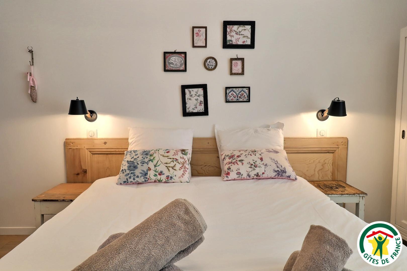 Chambre avec un lit double (1x160x200), bureau et salle de bain privative