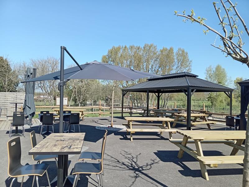 Snack l’autruche gourmande à la ferme du Père Louis_Vézeronce-Curtin