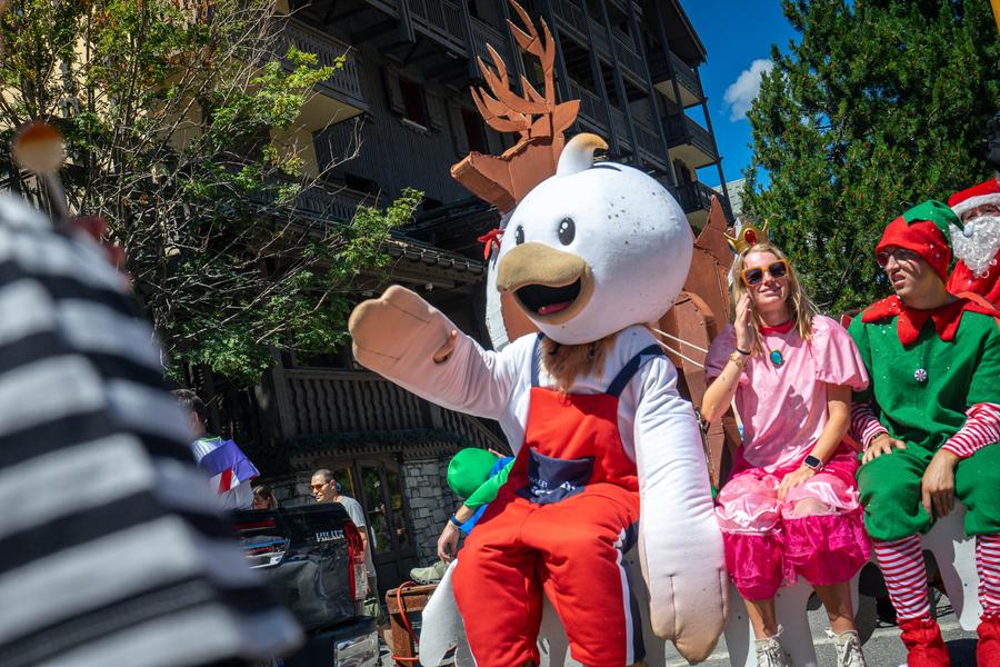 Ambiance à la Fête du Vieux Val de Val d'Isère en été