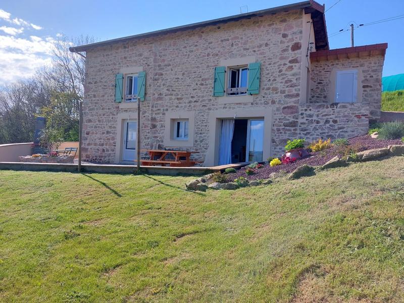 Gîte \'Les 3 Pins\' (maison indépendante) à Marnand/Thizy Les Bourgs (Rhône - Haut Beaujolais - à proximité du Lac des Sapins) : l\'extérieur terrasse