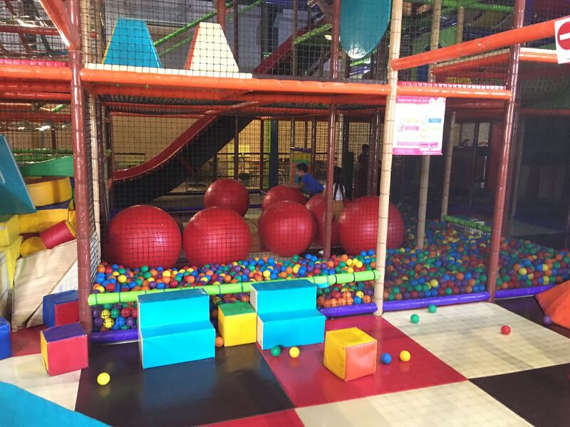 Piscine à balles, boules géantes, ...