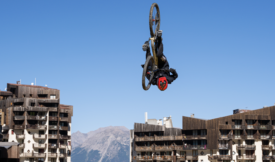 Bike Park Closing : Show freestyle Big air bag by Commencal