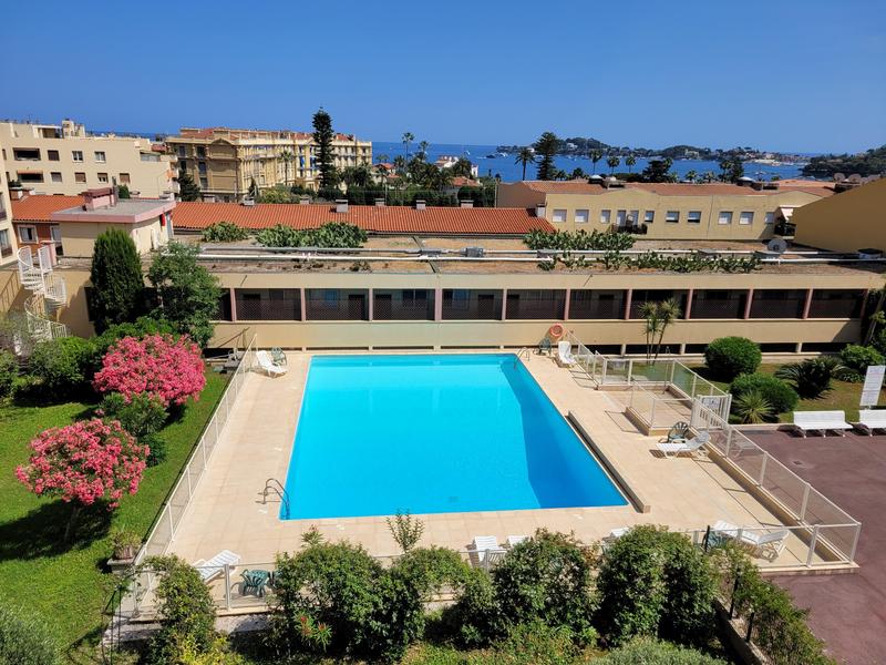 PISCINE COLLECTIVE Vue de la terrasse et du living