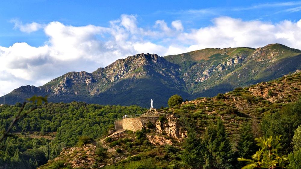 Saint pierre de colombier - Statue de la vierge et le suc de Chalambelle ©mairiedestpierredecolombier