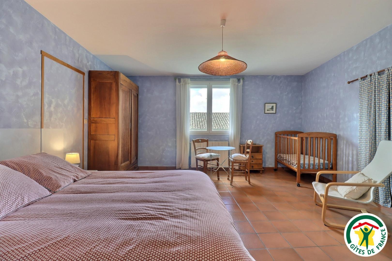 Chambre avec un lit double(1x160x200), lit bébé et salle d'eau privative avec wc