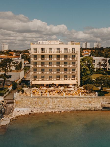 L'hôtel et sa terrasse vue depuis la mer.