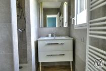 Grand Gîte "l'Amandier" - 15 personnes à Salles Arbuissonnas en Beaujolais dans le Rhône : Salle d'eau privative dans la chambre 5 personnes - douche et lavabo (étage).