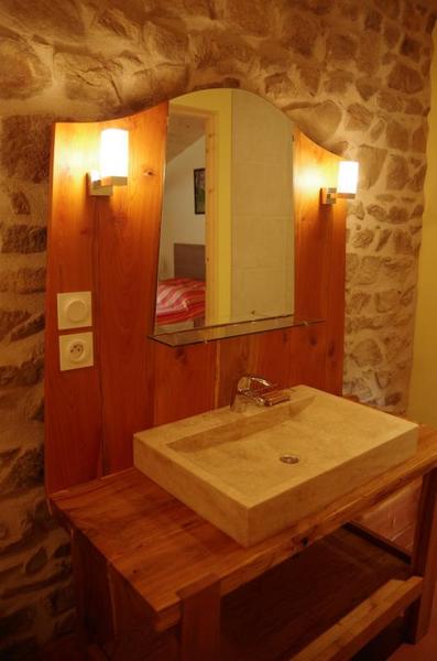 Gîte du Grand Peisselay à VALSONNE (Rhône - Beaujolais Vert): salle d\'eau privative à la chambre à grand lit.