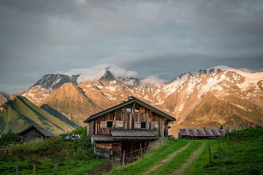 Les Chalets de Porcherey au départ du Plateau de la Croix