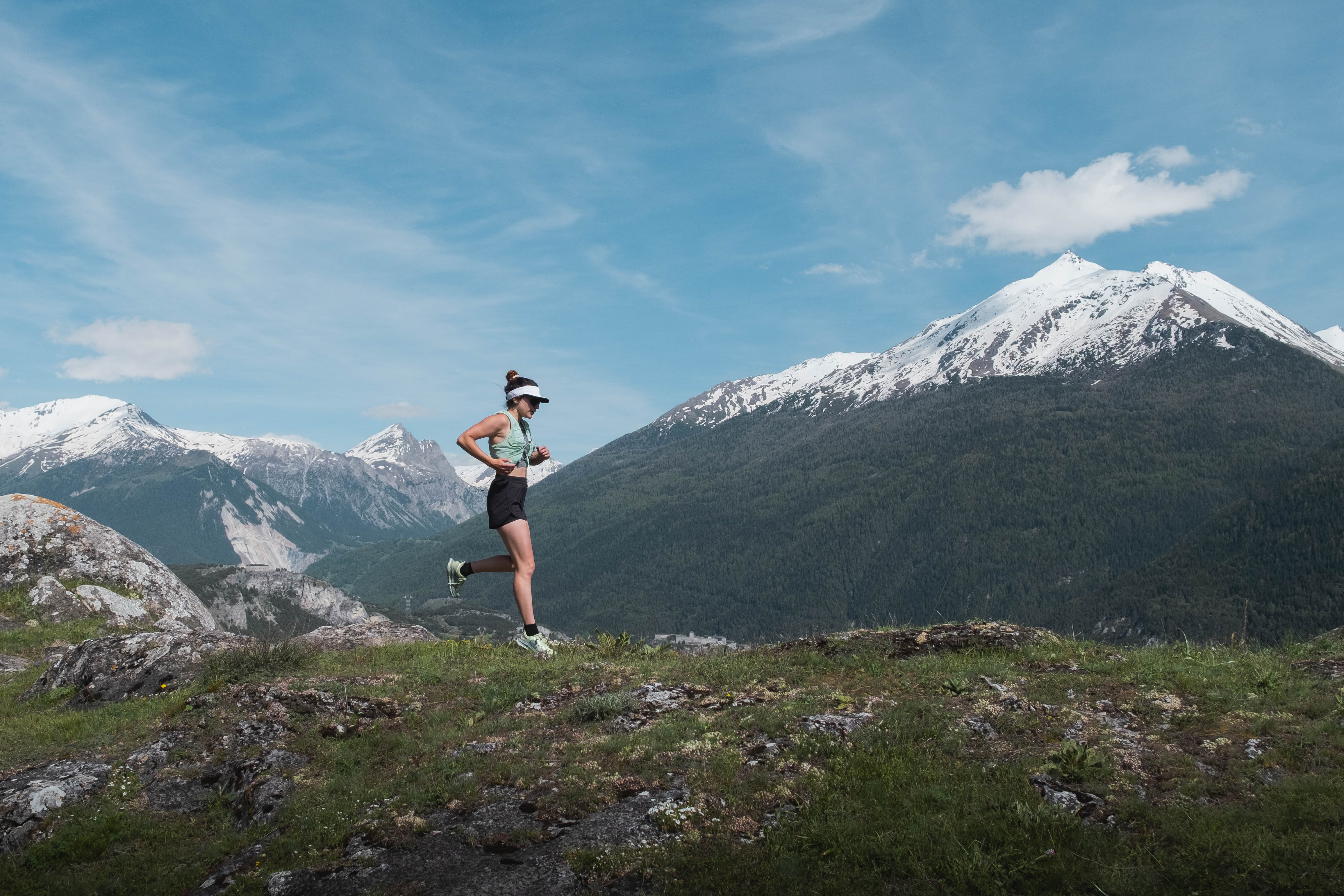 Une pratiquante de trail au printemps