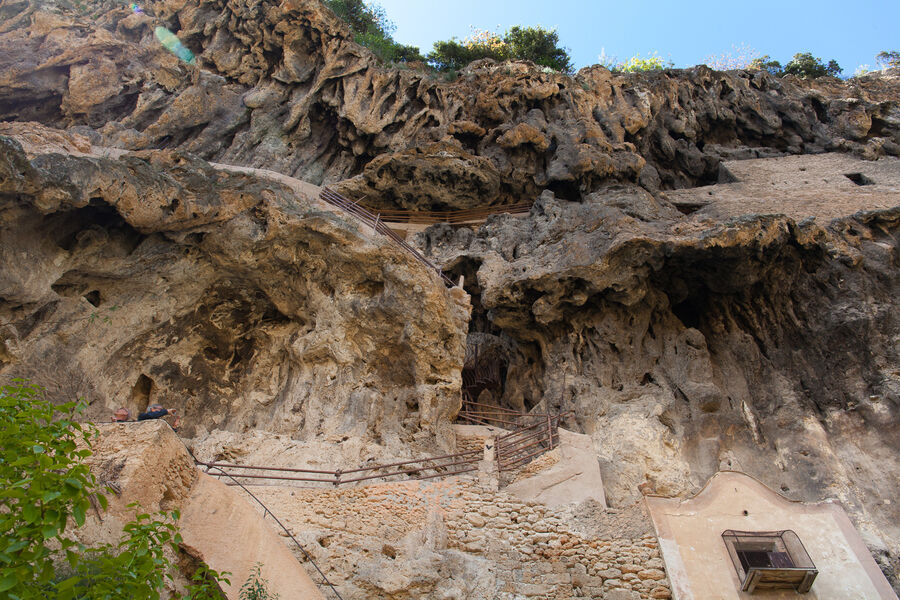 Habitats troglodytes dans le rocher de tuf - Cotignac