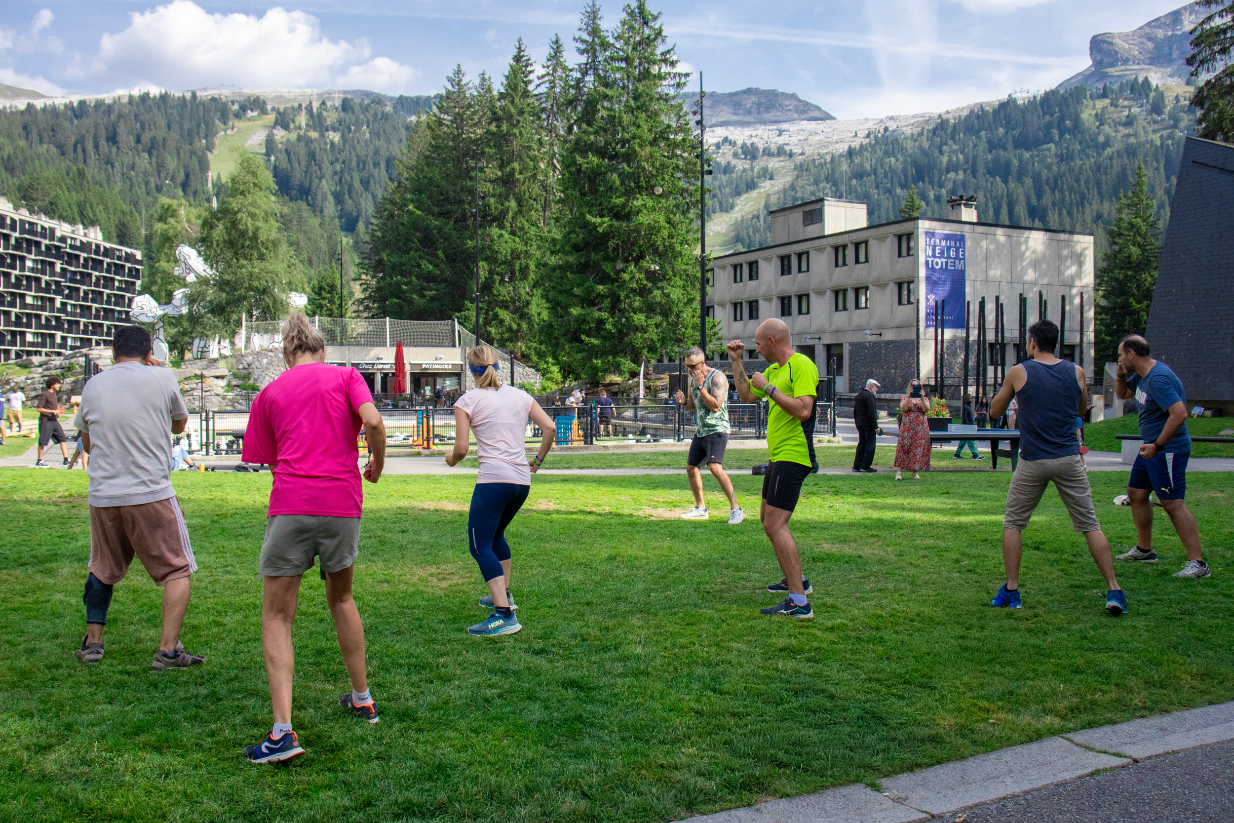 Personnes s'entrainant en montrant les poings