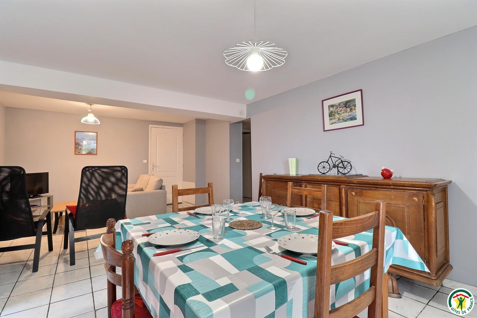 Séjour avec espace repas et coin salon TV