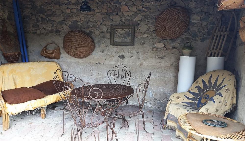 Gîte / Maison de Vacances \'La Maison d\'Ida\' à Meaux la Montagne (Rhône, Beaujolais Vert, proximité du Lac des Sapins) : terrasse sous abri couvert.