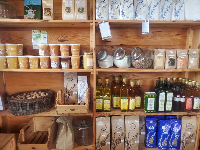 De délicieux produits locaux sélectionnés pour leur qualité et leur proximité avec la Ferme du Naray