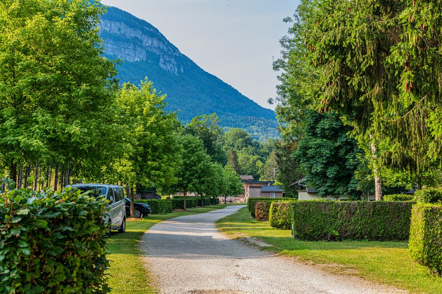 Camping Les Peupliers au pied de la Chartreuse àLépin-le-Lac