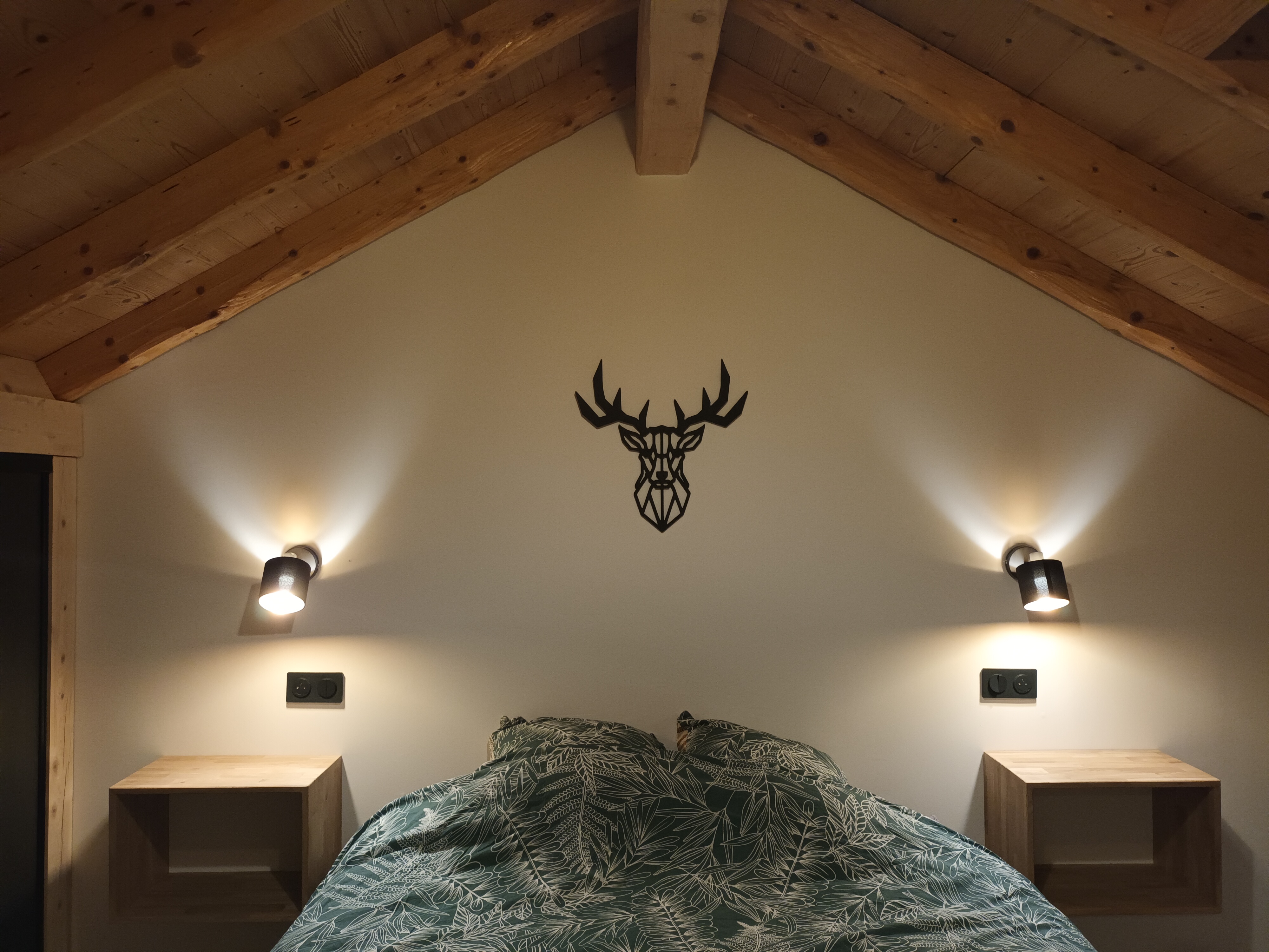 Chambre familiale à l'étage du chalet, avec lit queen size, méridienne et lit pour bébé.